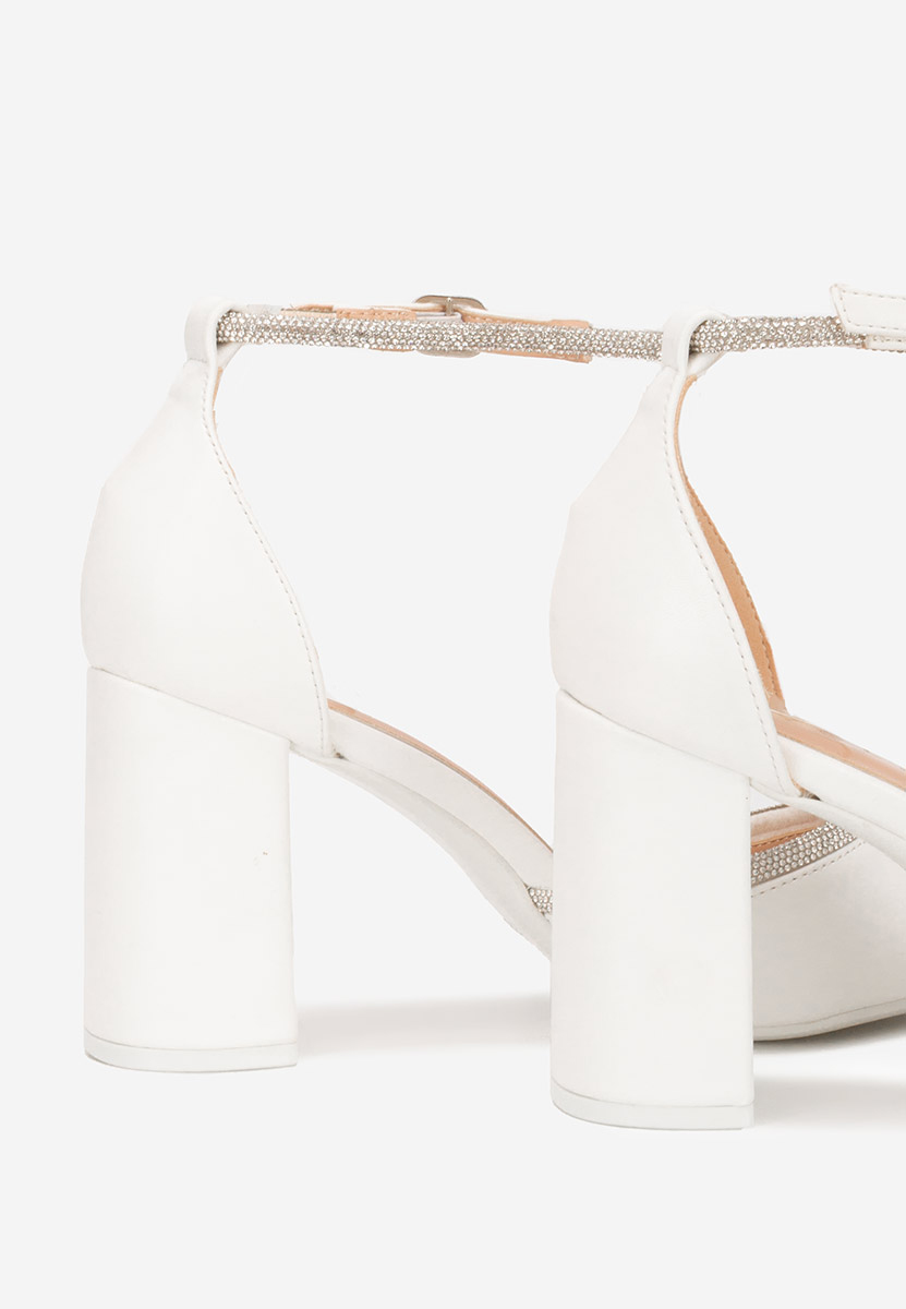 Białe czółenka na słupku Iustina