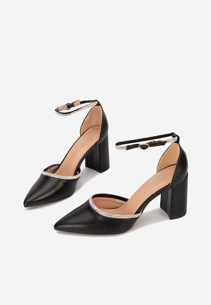 Czarne czółenka na słupku Iustina