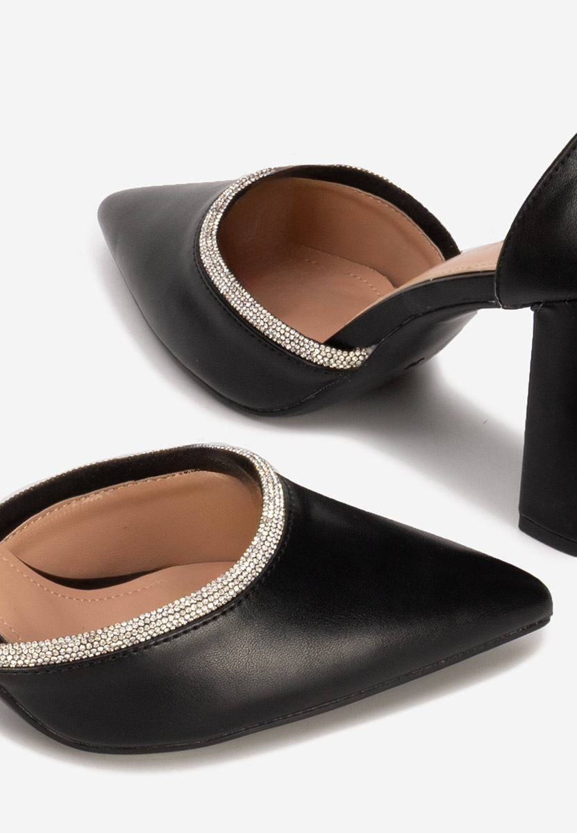 Czarne czółenka na słupku Iustina