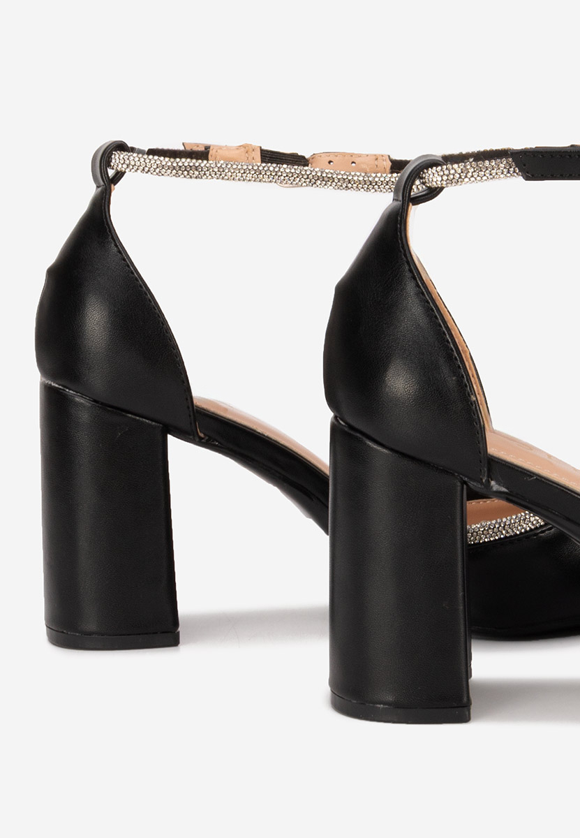 Czarne czółenka na słupku Iustina