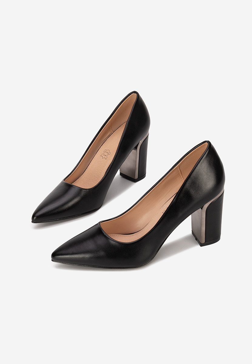 Czarne czółenka na słupku Geoana