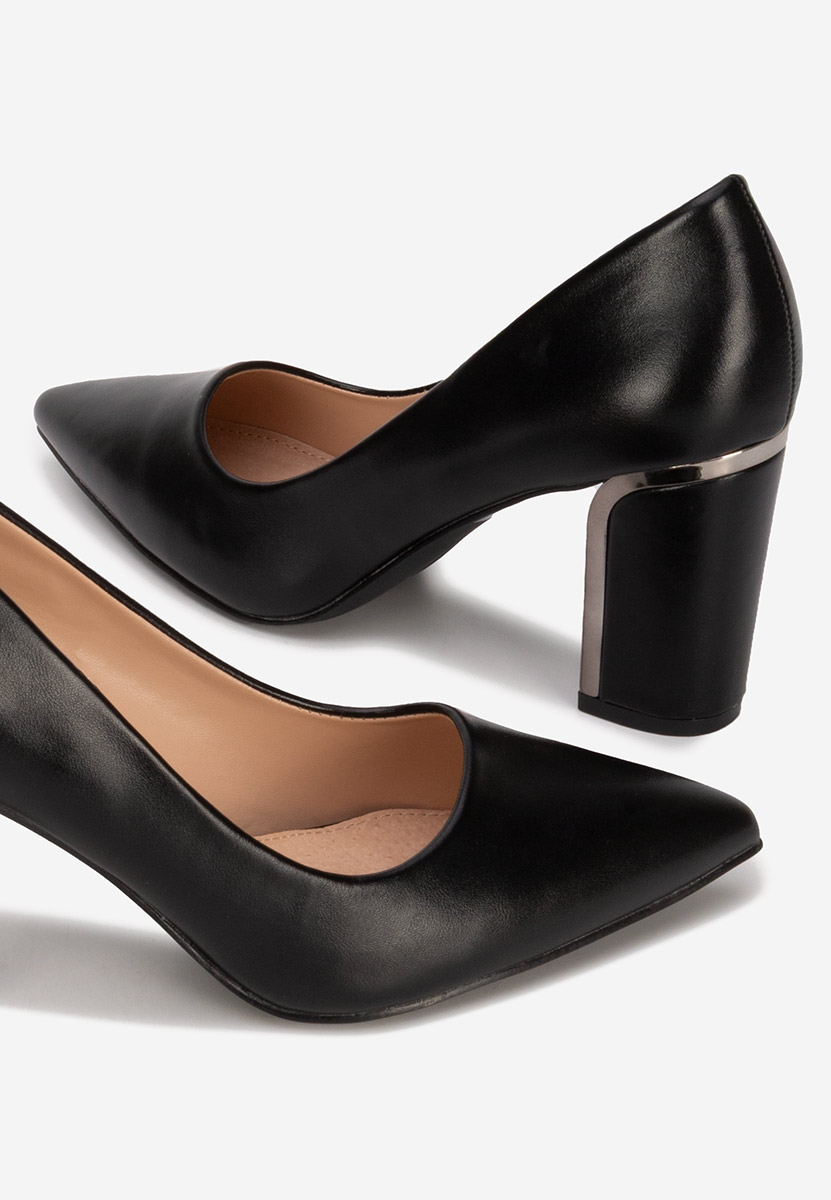 Czarne czółenka na słupku Geoana