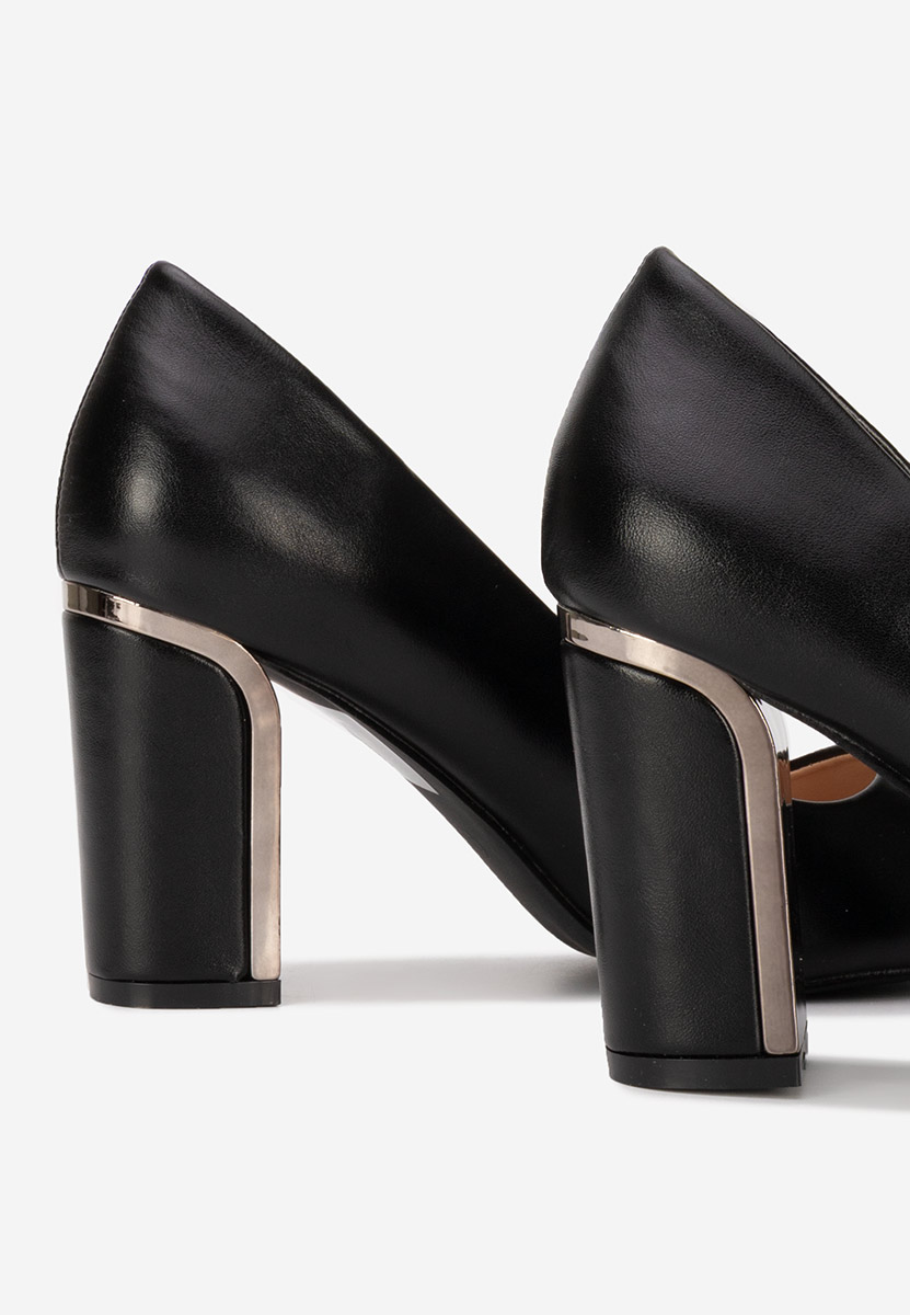 Czarne czółenka na słupku Geoana