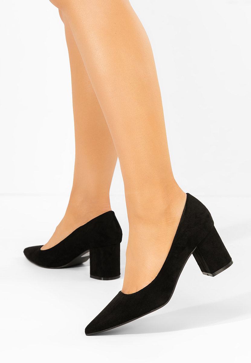 Czarne czółenka na słupku Jolenia