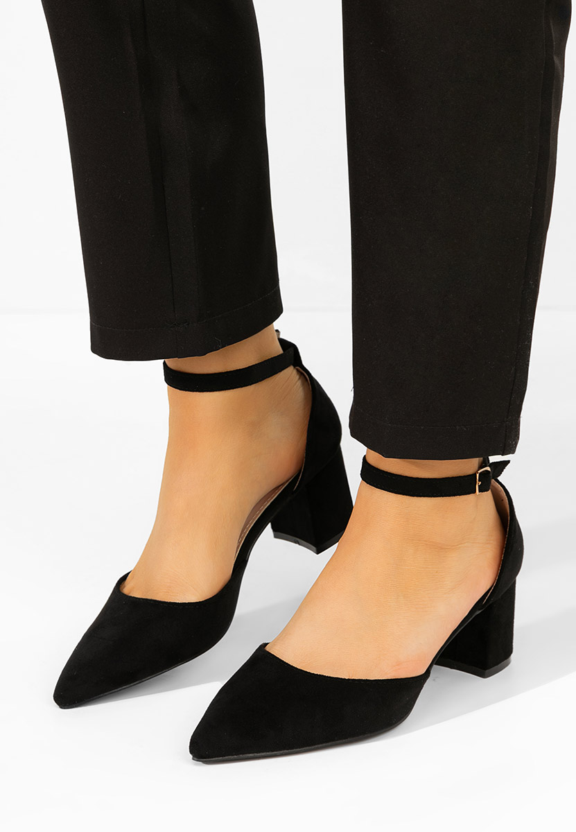 Czarne czółenka na słupku Elrosa