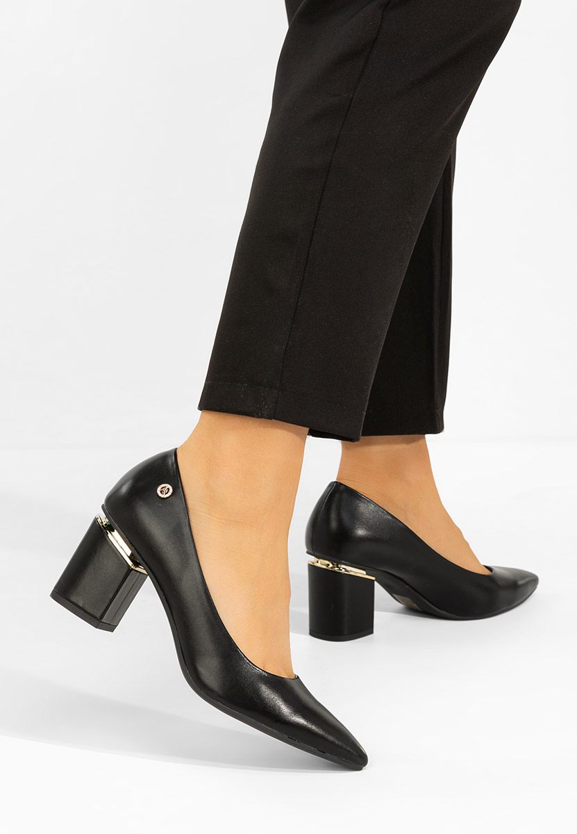 Czarne czółenka na słupku Cezaria