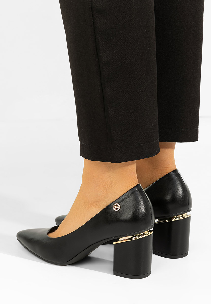 Czarne czółenka na słupku Cezaria