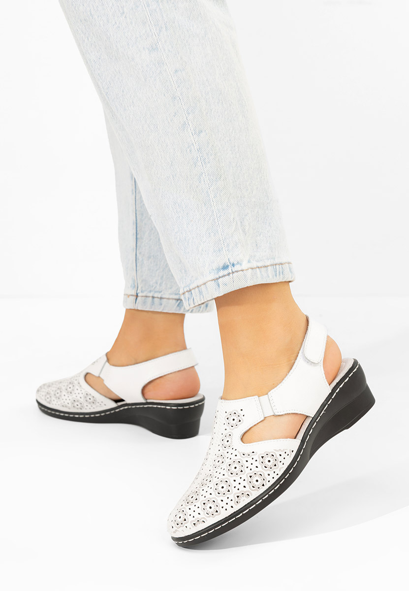 Białe czółenka bez pięt Ofelya