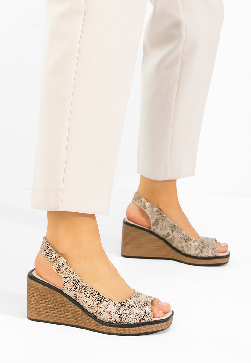 Złote sandały na koturnie skórzane Samiria