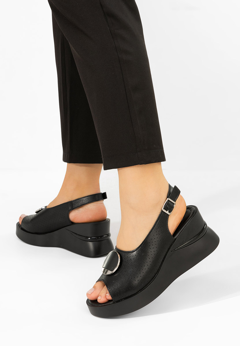 Czarne sandały na koturnie skórzane Zinalia