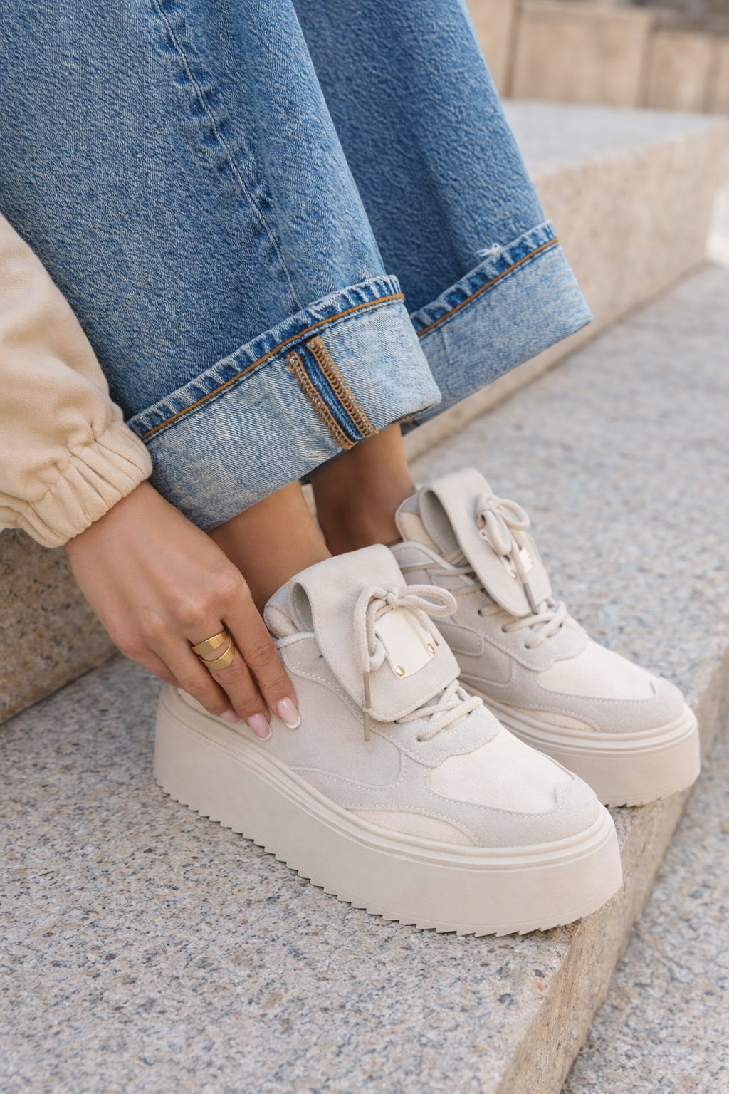 Beżowe sneakersy na platformie Oliveia