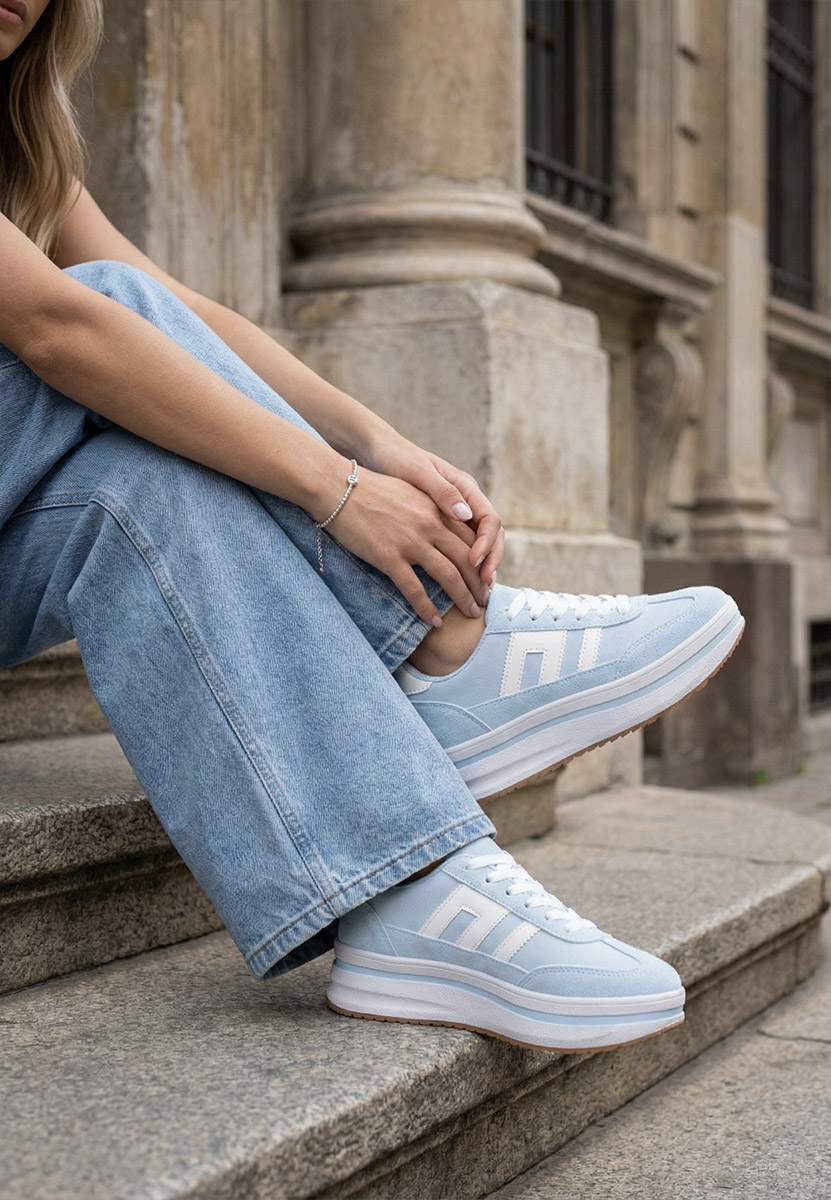 Niebieskie sneakersy na platformie Jesie
