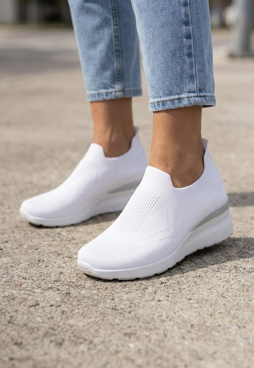 Białe sneakersy na koturnie Boka
