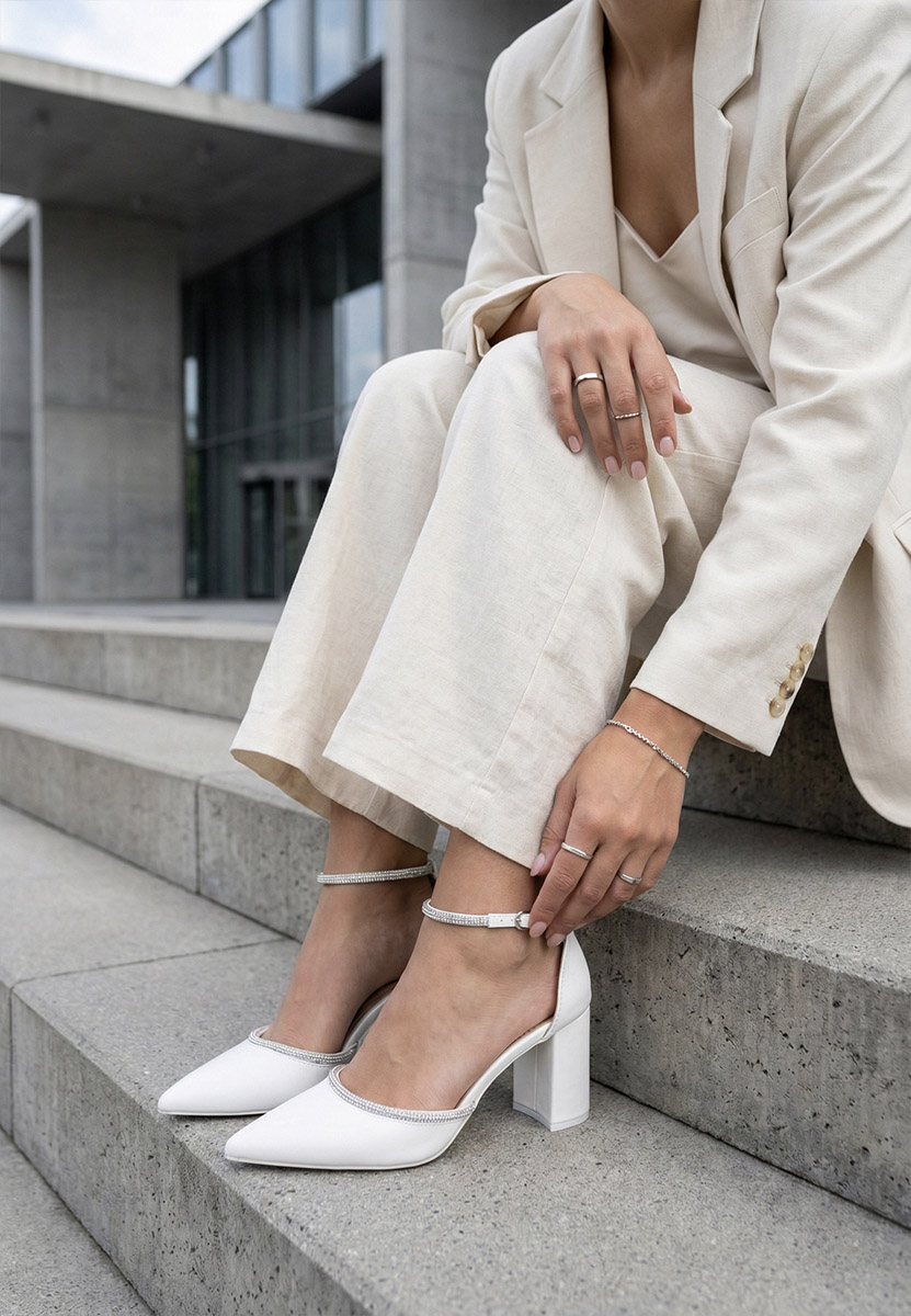 Białe czółenka na słupku Iustina