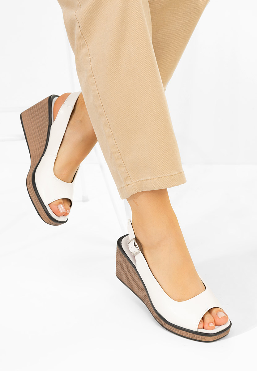 Białe sandały na koturnie skórzane Samiria