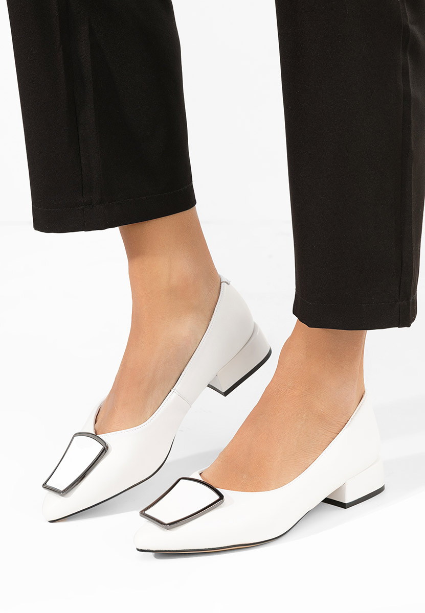 Białe czółenka na niskim obcasie Darila