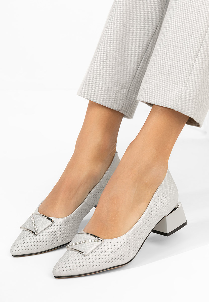 Białe czółenka na słupku Jennie