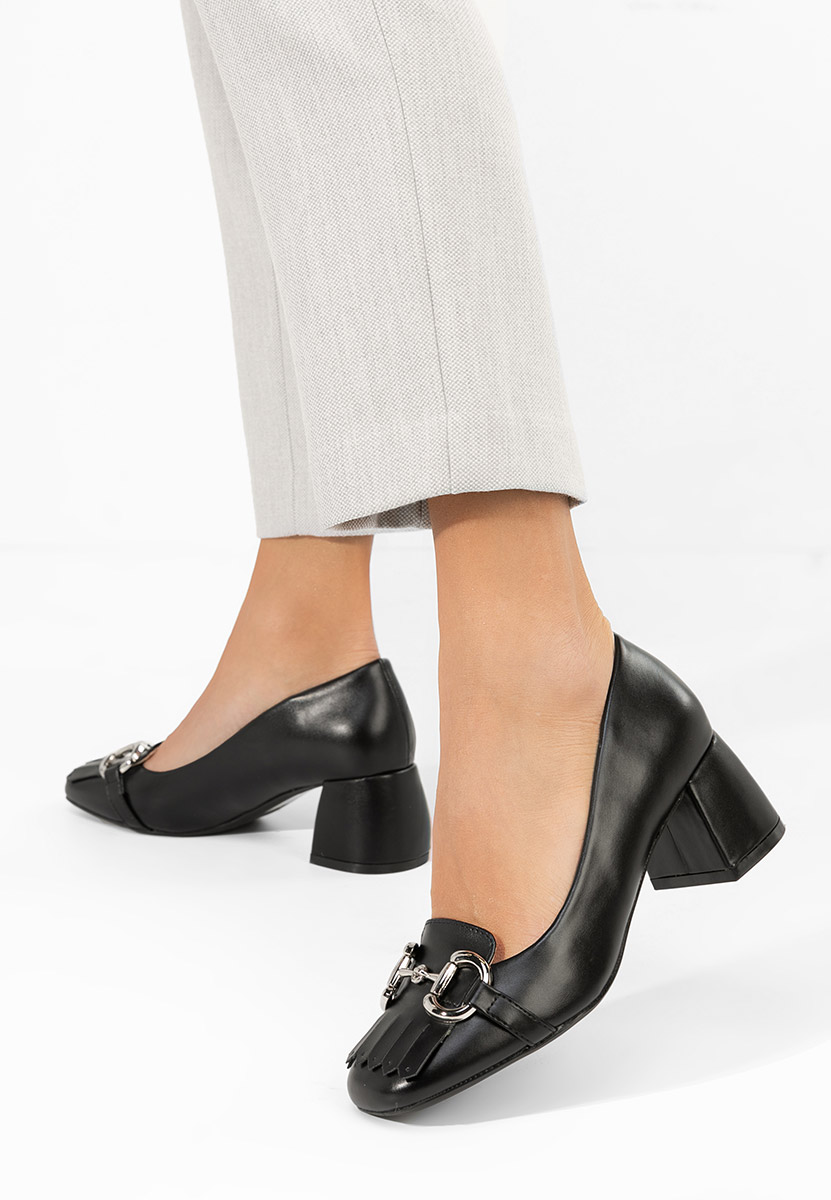 Czarne czółenka na słupku Medania