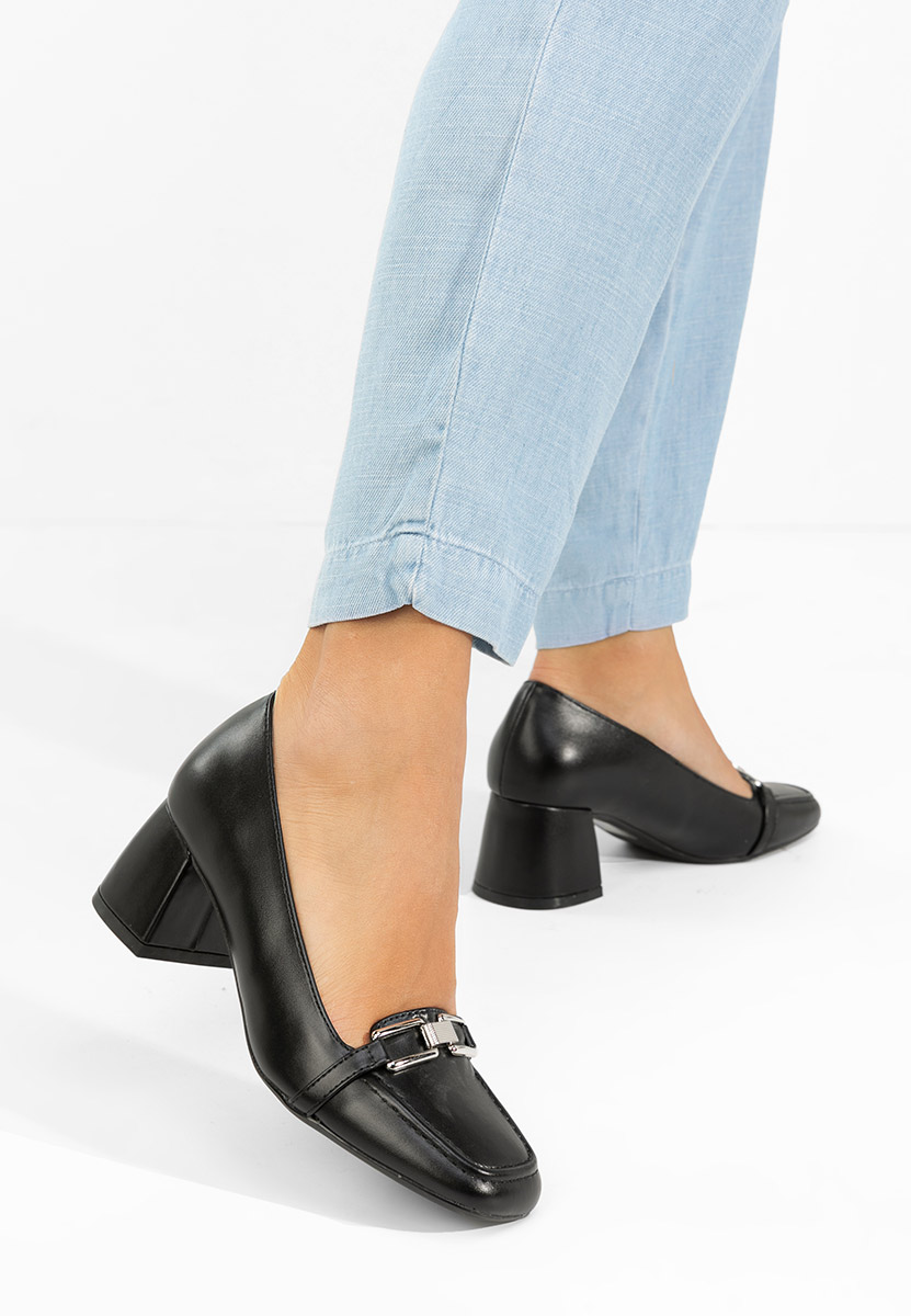 Czarne czółenka na słupku Taria