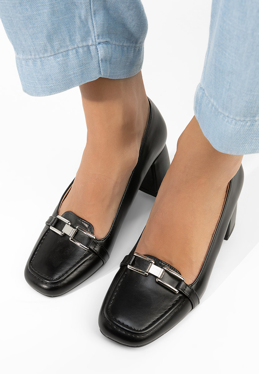 Czarne czółenka na słupku Taria