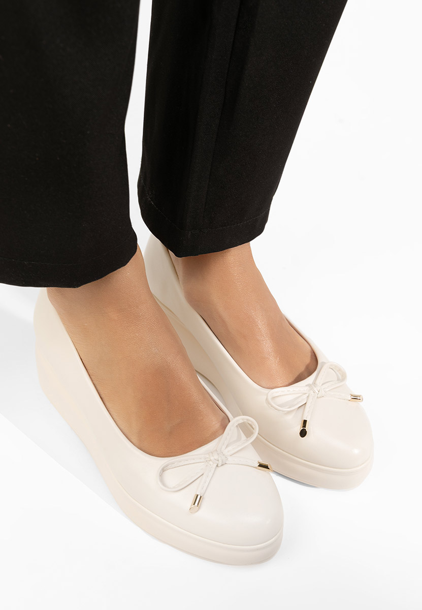 Beżowe czółenka na platformie Olmaria