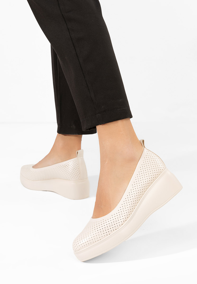 Beżowe czółenka na platformie Danetia