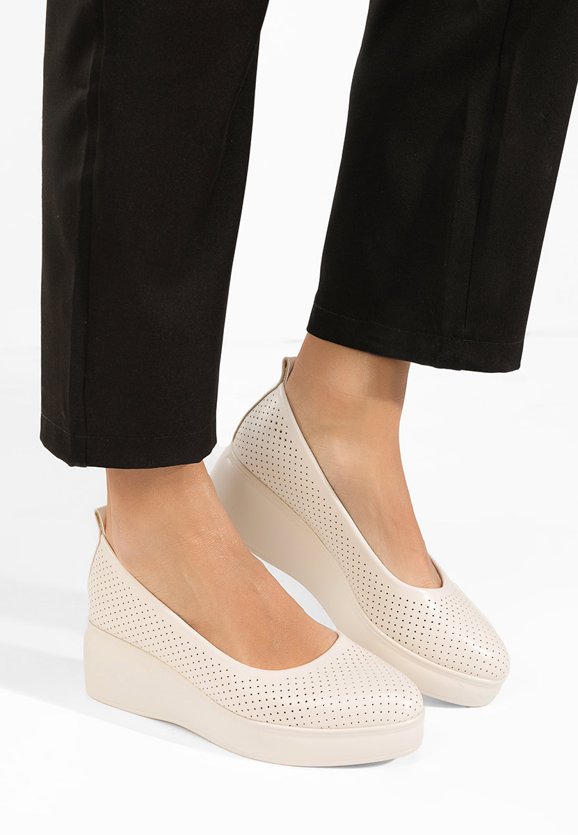 Beżowe czółenka na platformie Danetia