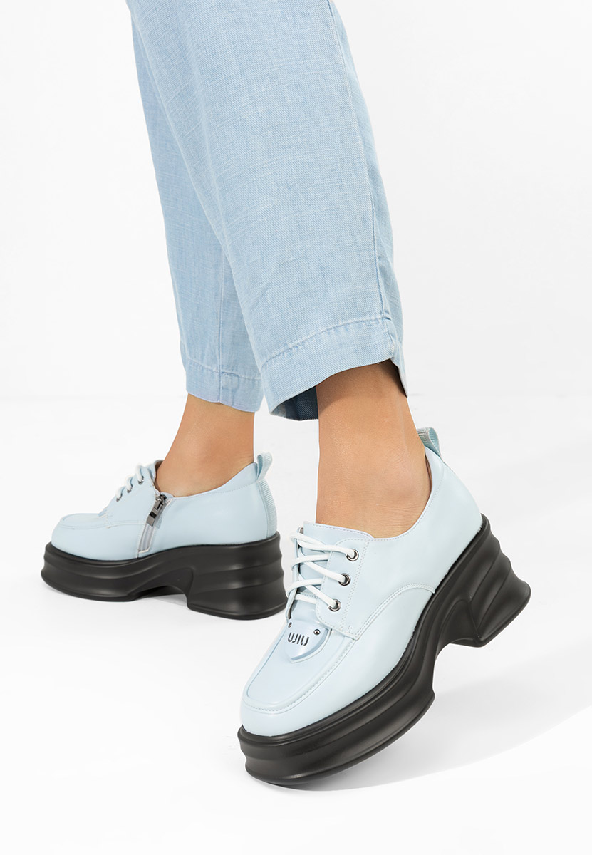 Niebieskie mokasyny na słupku Adnana