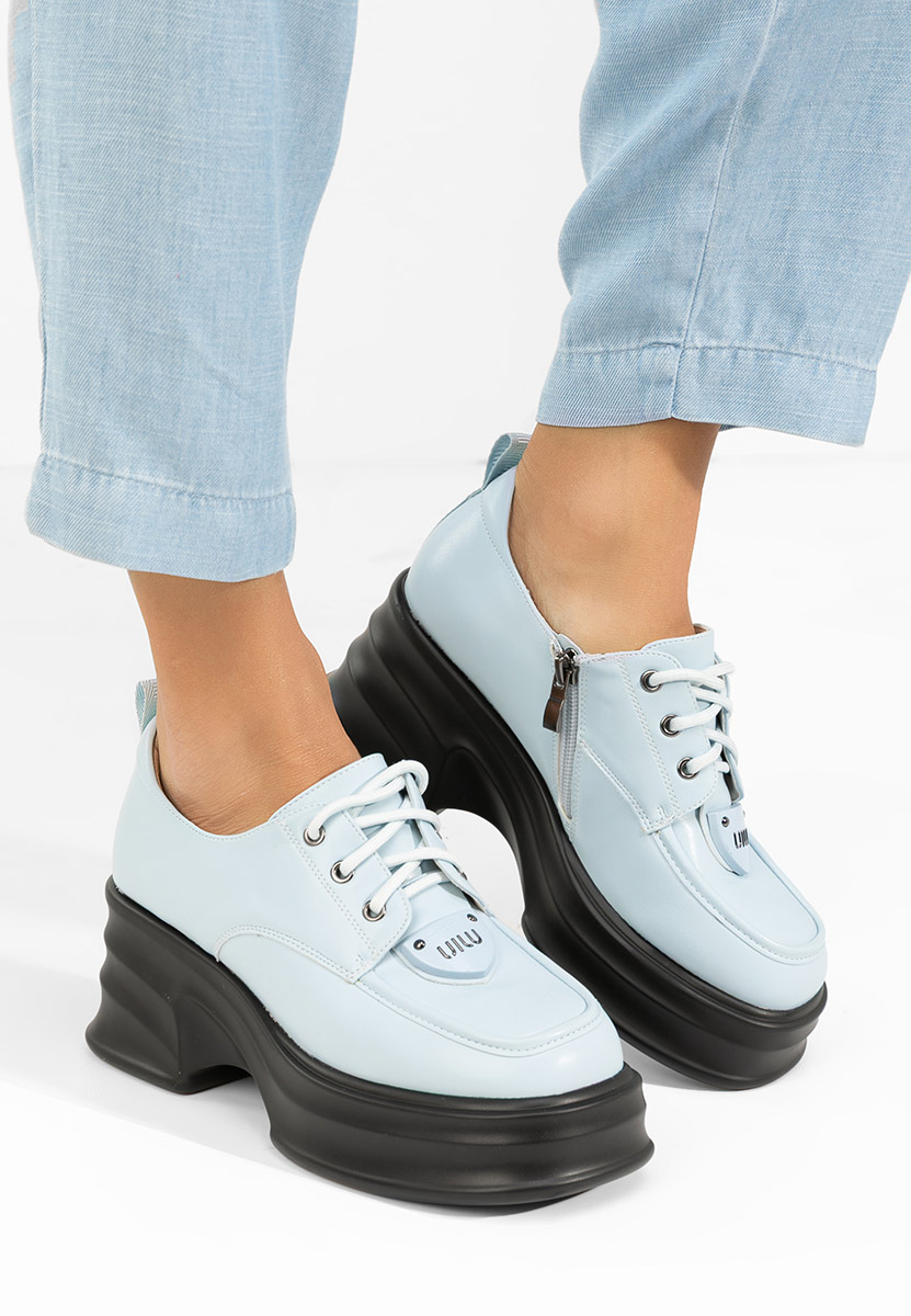 Niebieskie mokasyny na słupku Adnana