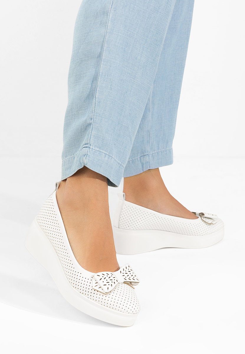 Białe czółenka na platformie Latefa