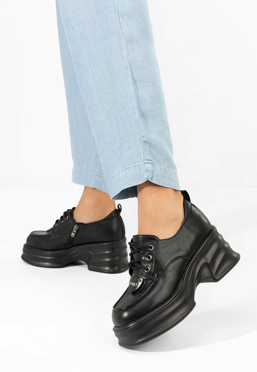 Czarne mokasyny na słupku Adnana