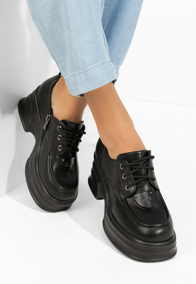 Czarne mokasyny na słupku Adnana