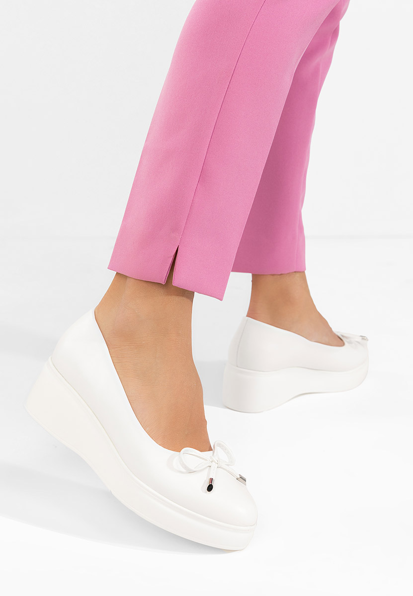 Białe czółenka na platformie Olmaria