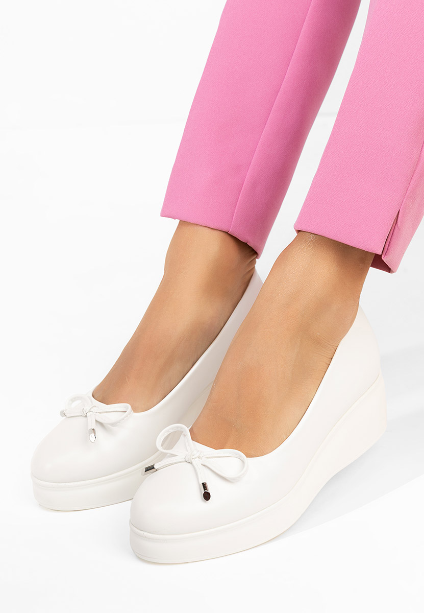 Białe czółenka na platformie Olmaria