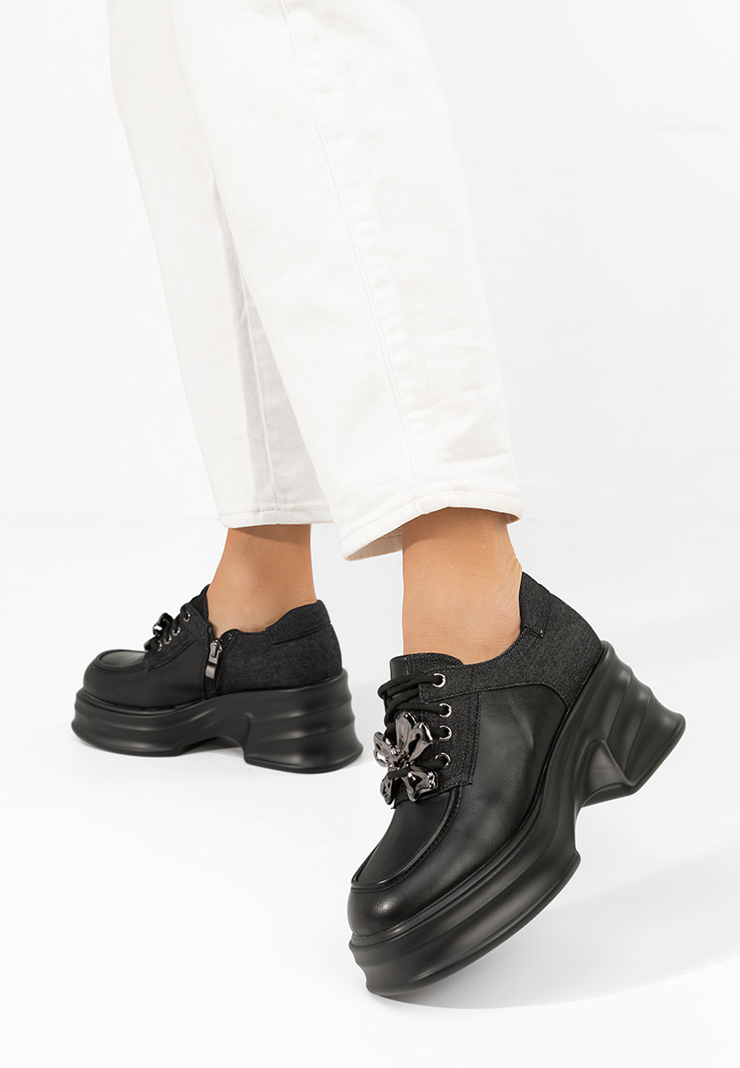 Czarne mokasyny na słupku Manilla