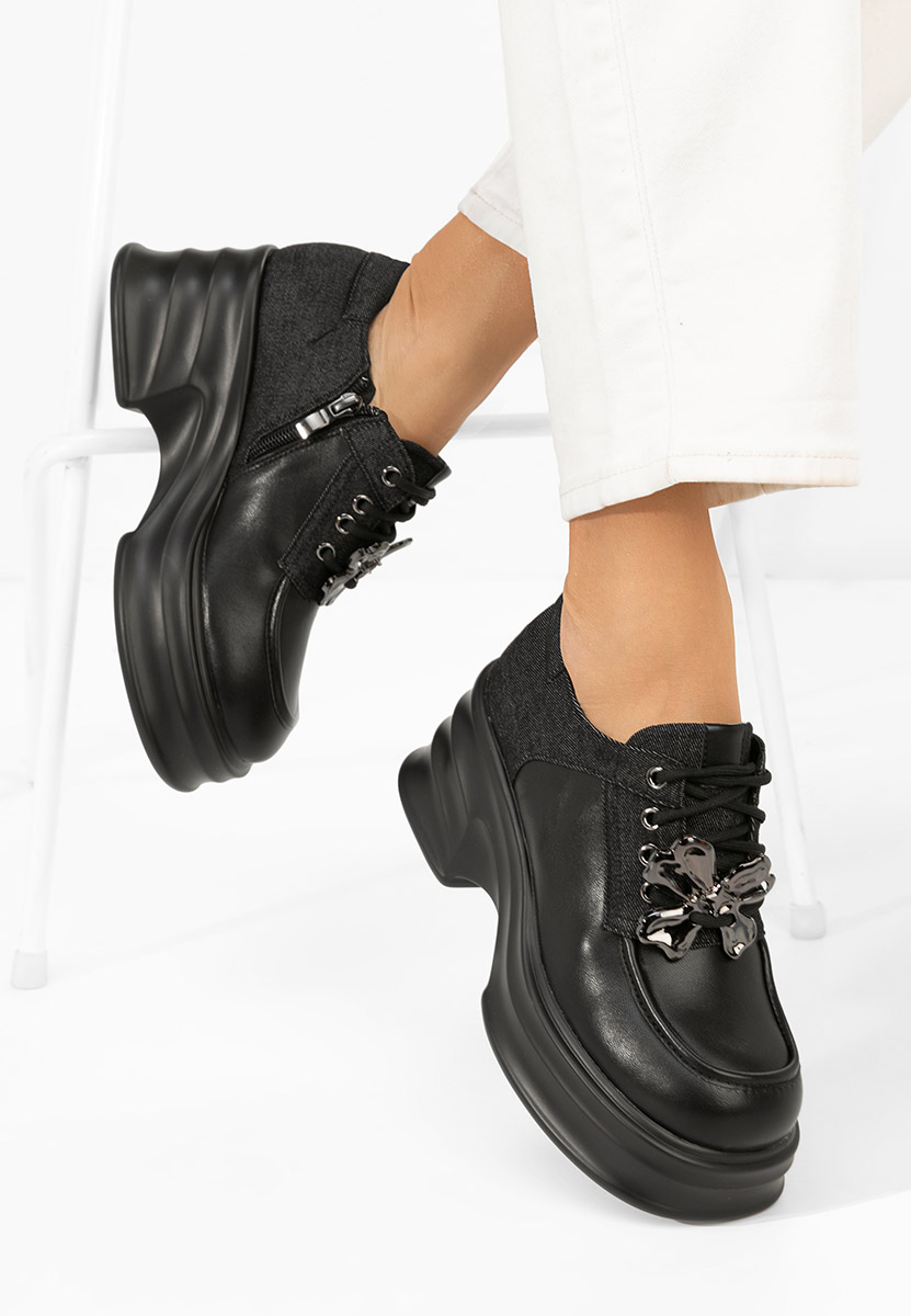 Czarne mokasyny na słupku Manilla