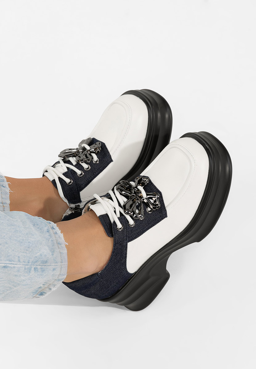 Białe mokasyny na słupku Manilla