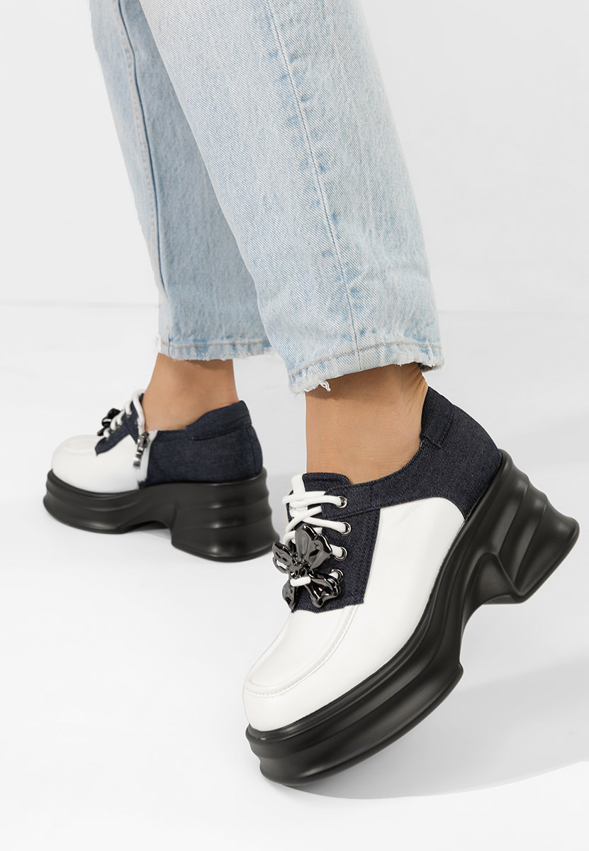 Białe mokasyny na słupku Manilla