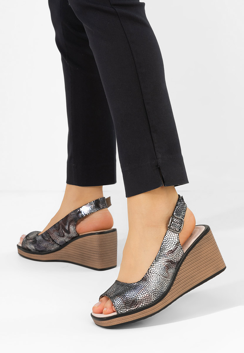 Czarne sandały na koturnie skórzane Samiria