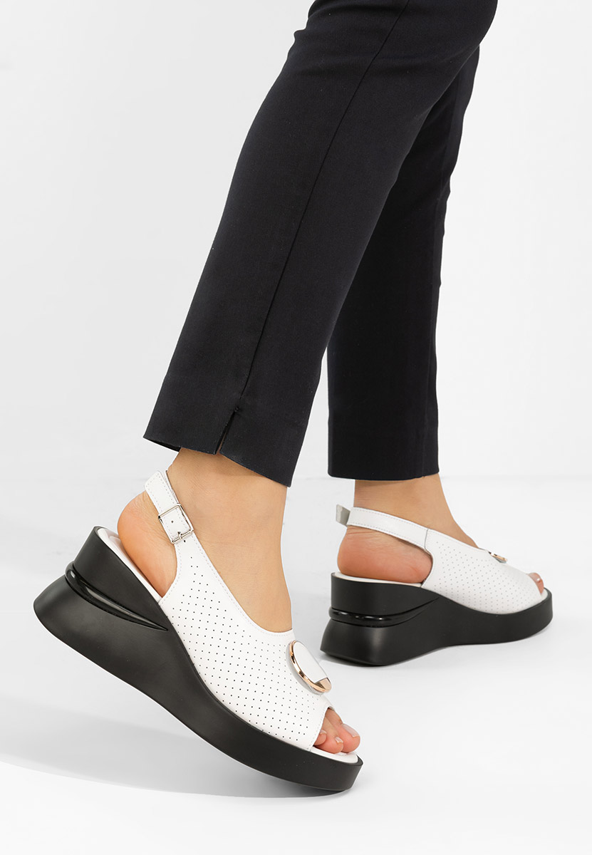 Białe sandały na koturnie skórzane Zinalia