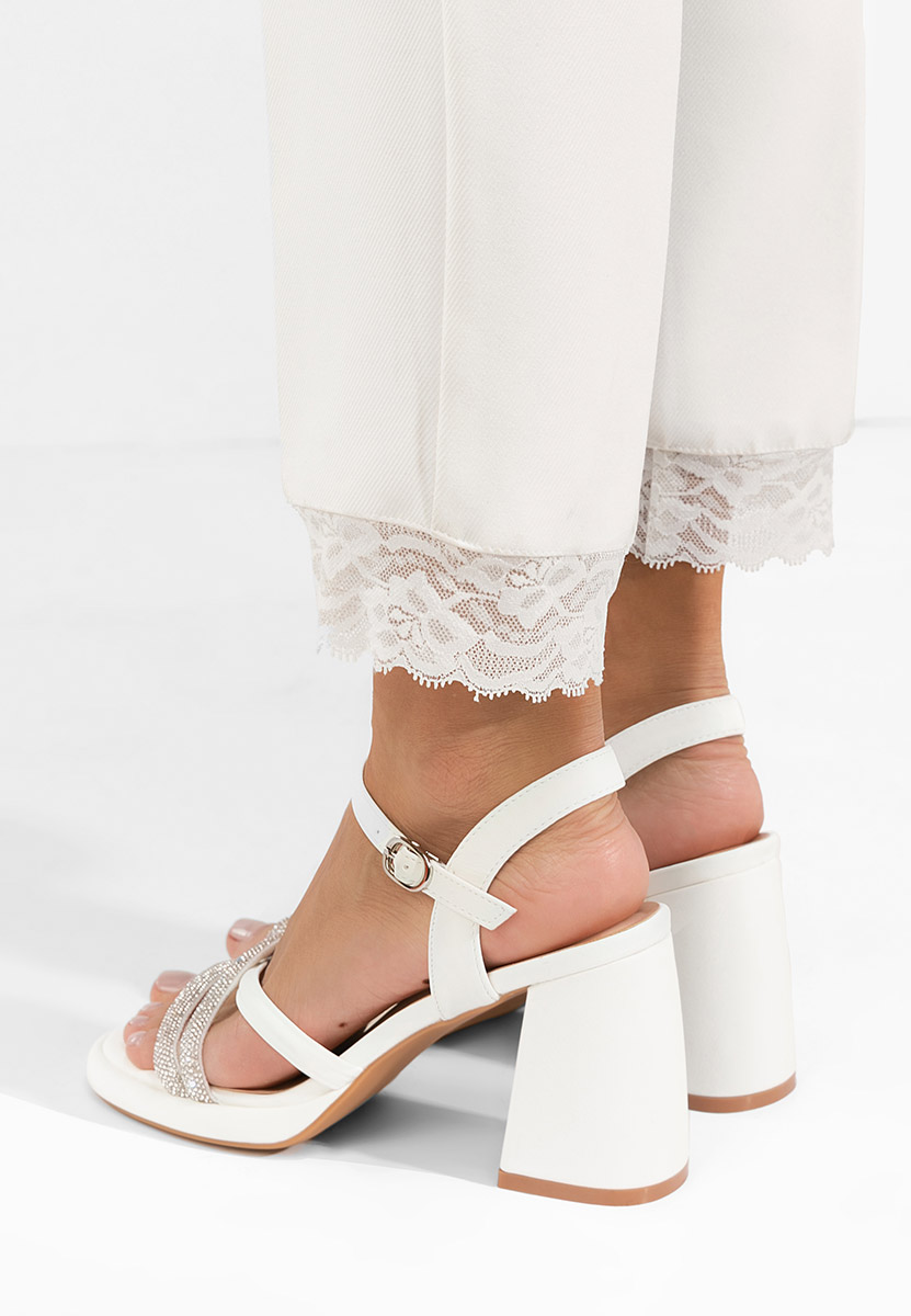 Białe sandały na słupku Castelia