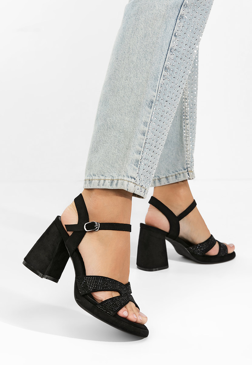 Czarne sandały na słupku Madrigal