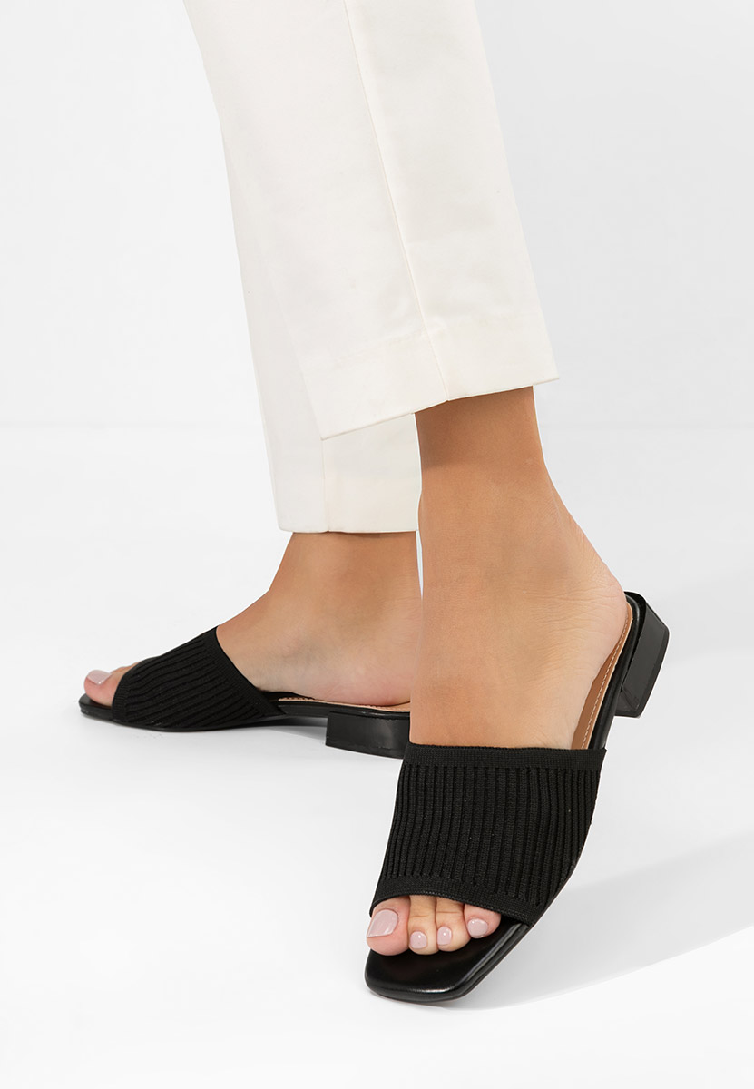 Czarne klapki na obcasie Alinia