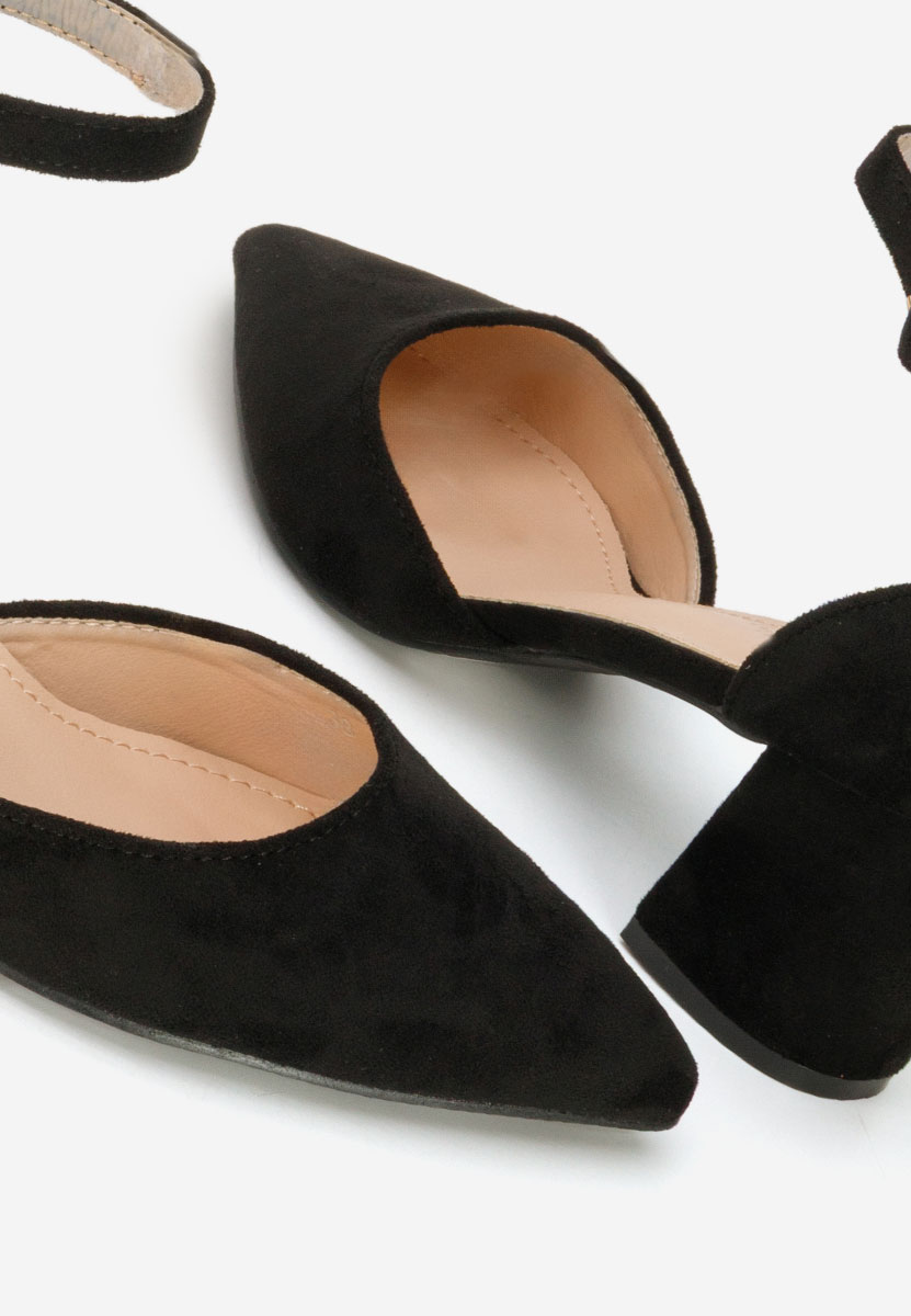 Czarne czółenka na słupku Elrosa