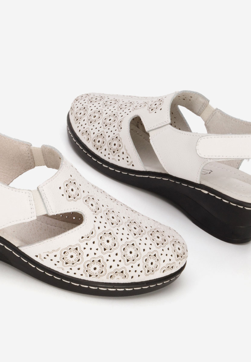 Białe czółenka bez pięt Ofelya