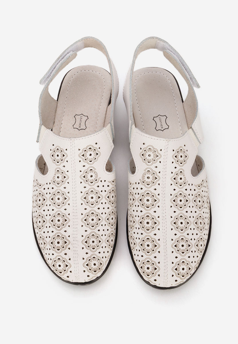 Białe czółenka bez pięt Ofelya