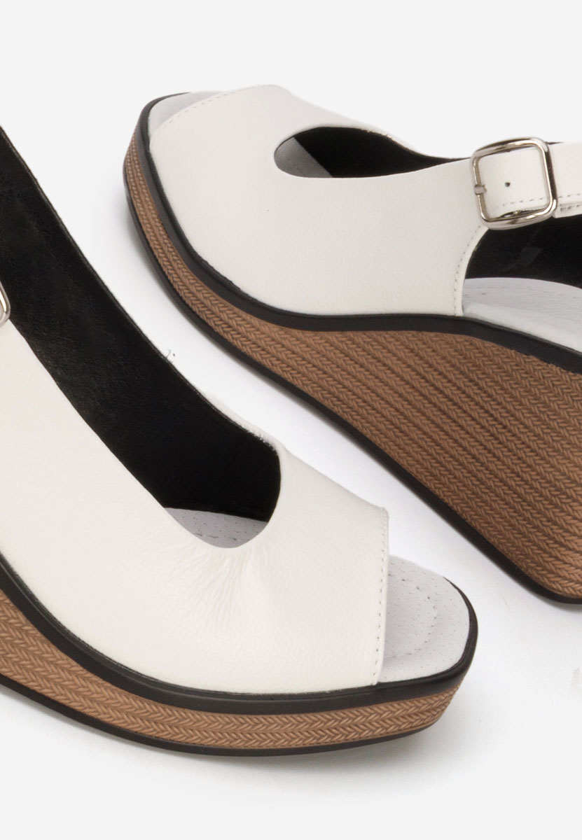 Białe sandały na koturnie skórzane Samiria