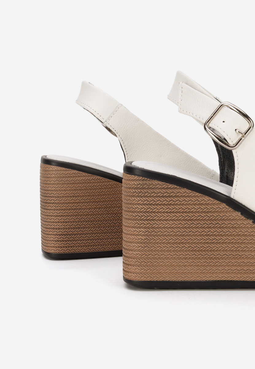 Białe sandały na koturnie skórzane Samiria