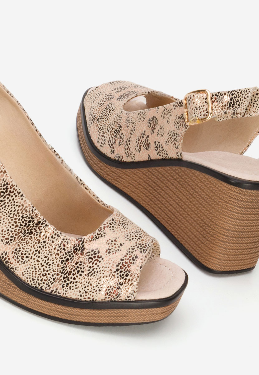 Złote sandały na koturnie skórzane Samiria