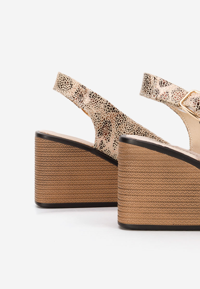 Złote sandały na koturnie skórzane Samiria